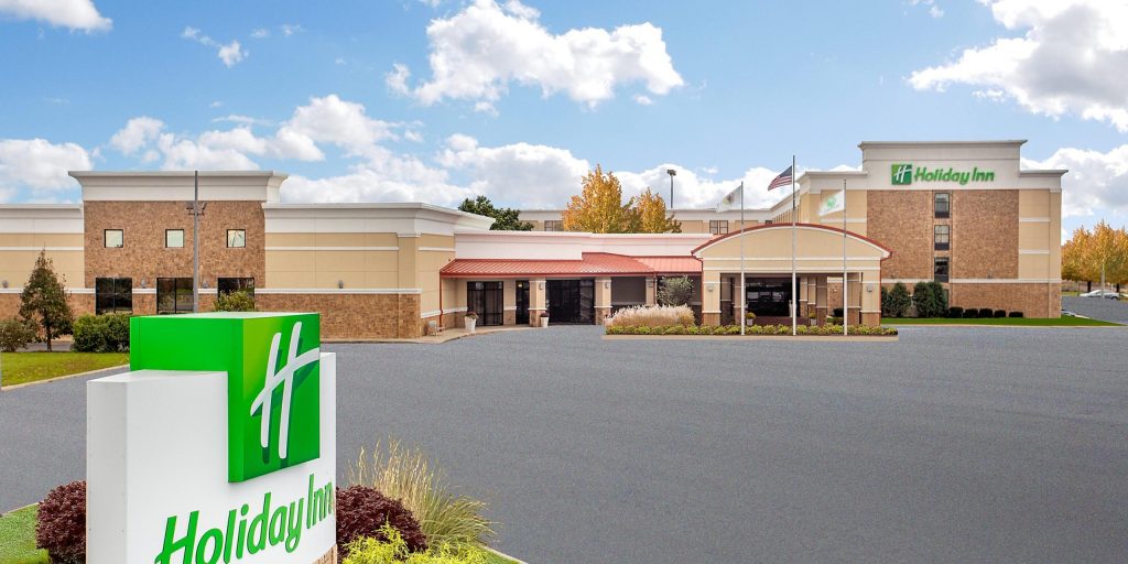 holiday inn gurnee 5786121857 2x1 1 scaled 1